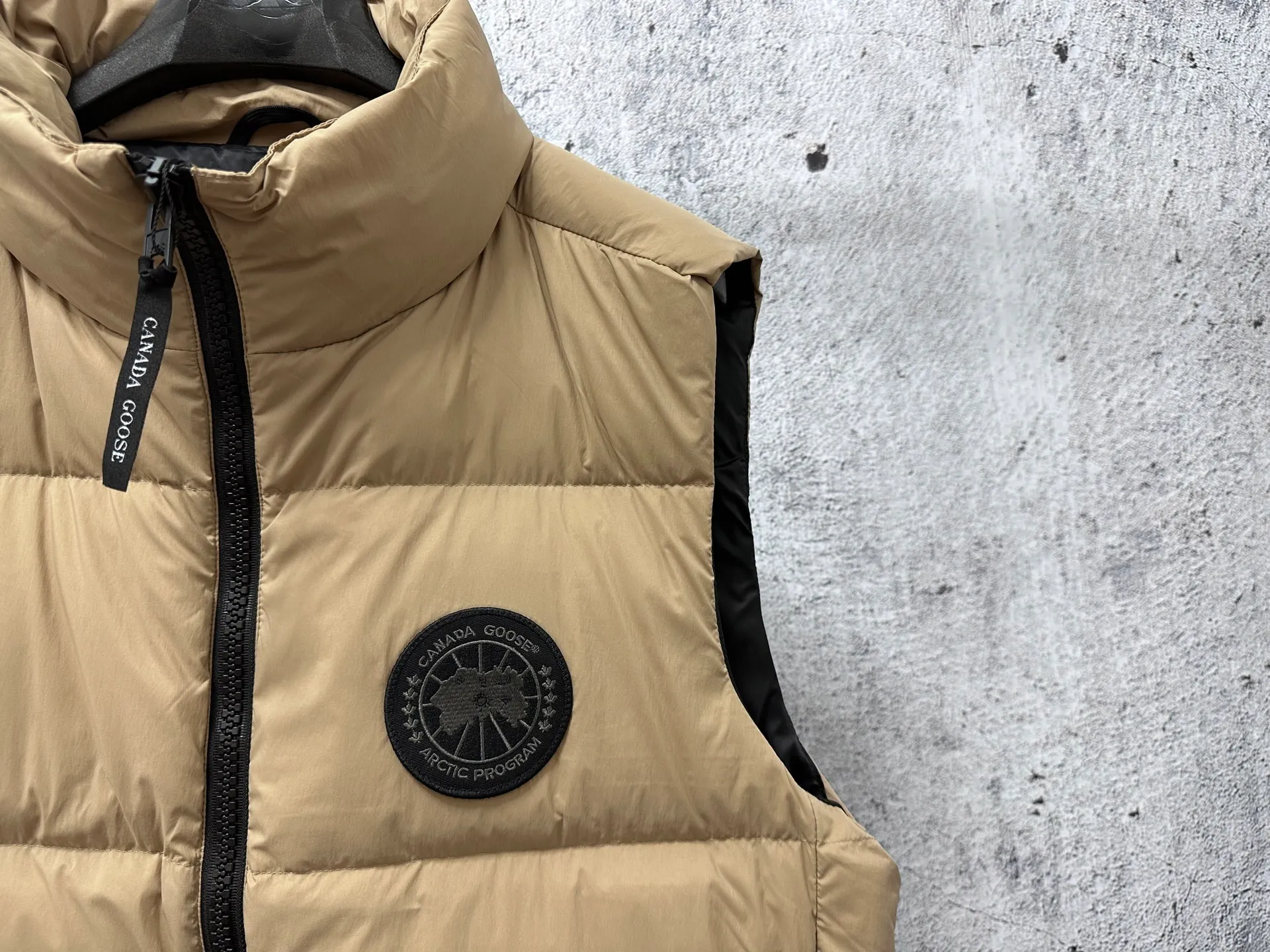 P560 【CANADA GOOSE】Lawrence Men's Down Vest The Lawrence down vest features a durable shell and quilted body, making it a must-have item for all seasons. It's made from sustainable Enduraluxe fabric, which has a durable soft touch. The Lawrence features a thoughtfully designed down-filled collar to block strong winds, a two-way zipper and a longer rear hem. Size: XS-XXL